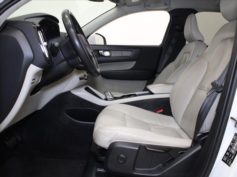 Volvo XC40 2,0 T4 140kW Insc. H/K 1.maj.Č - fotka 6 z 23