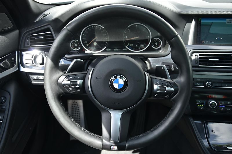 BMW Řada 5 530d xDrive M PAKET PANORAMA - fotka 15 z 28