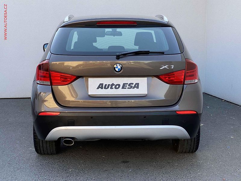 BMW X1 (2010) 2.0d sDrive18d, AC, TZ, park - fotka 5 z 15