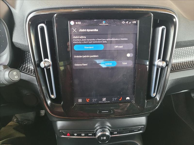 Volvo XC40 0,0 twin plus 300kw 78kWH 4x4 - fotka 35 z 49