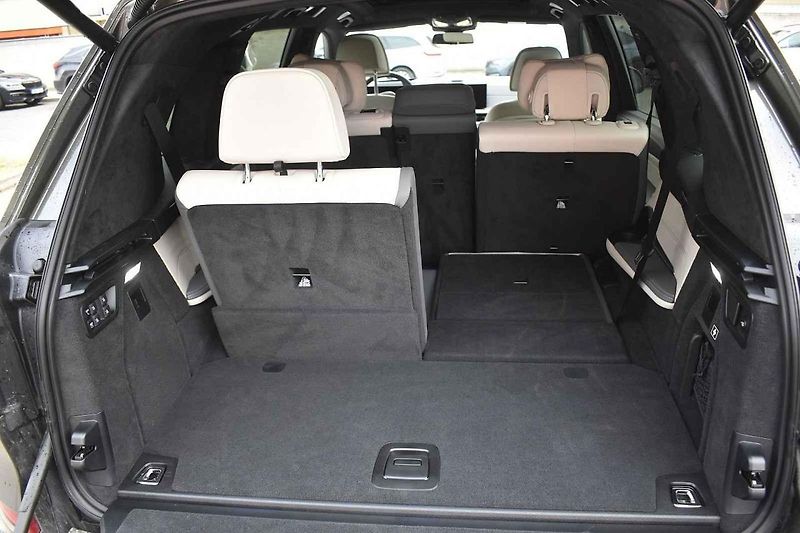 Velké SUV je překvapivě schopné i na zatáčkovitých silnicích