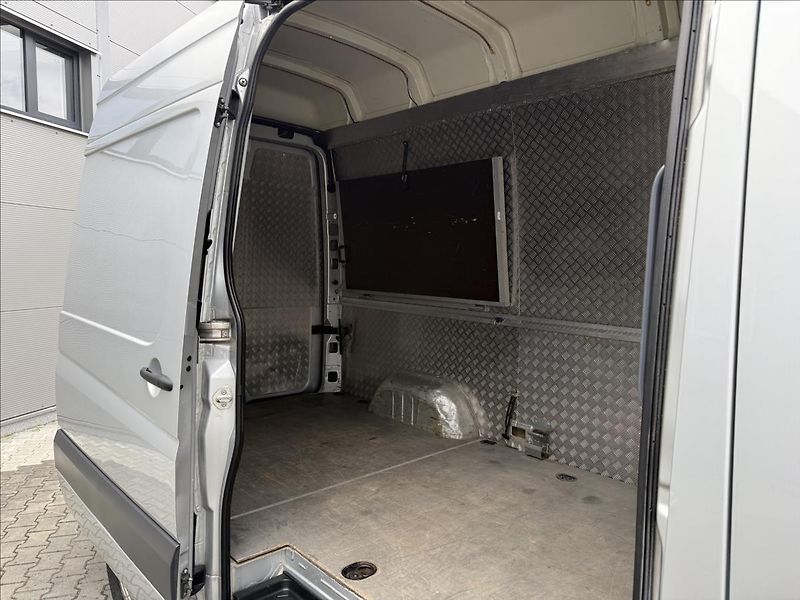 Volkswagen Crafter 2,0   105kW,PLOŠINA,1.MAJ,SERV - fotka 19 z 23