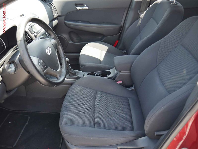 Hyundai i30 (2010) 1.6 16V, ČR, AC, STK1/28 - fotka 9 z 16