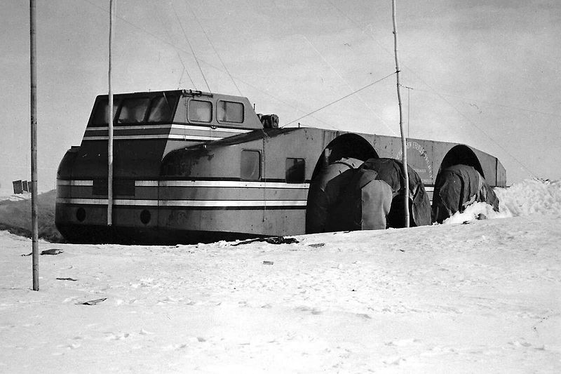 Měl dobývat Antarktidu, ale nakonec z toho nic nebylo. Kvůli problému s jízdou se z Antarctic Snow Cruiseru nakonec stala statická základna.