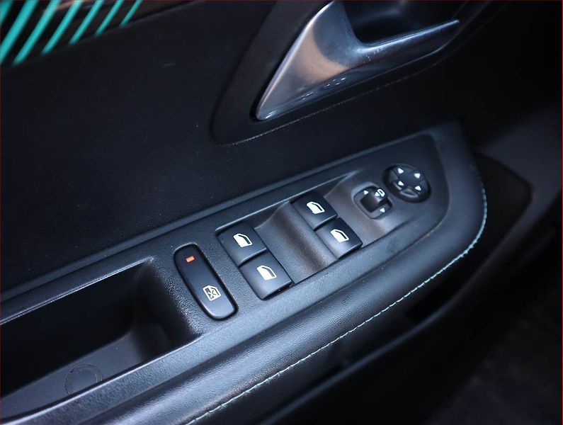 Peugeot 208 (2022) Allure 1.2 PureTech - fotka 13 z 21