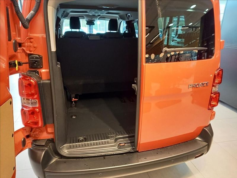 Toyota ProAce Verso 2,0 L2 Combi 2,0D 144k MT6 8S - fotka 11 z 14