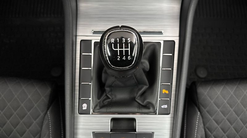 Škoda Superb 2.0 TDI Ambition Combi - fotka 25 z 29
