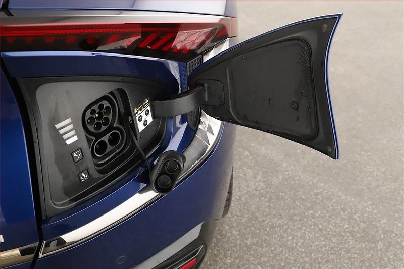 Kia EV6 (2023) AWD 77.4 kWh, SoH 100% - fotka 26 z 27