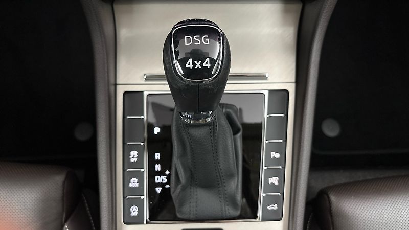 Škoda Superb 2.0 TDI DSG 4x4 L&K Combi - fotka 28 z 34