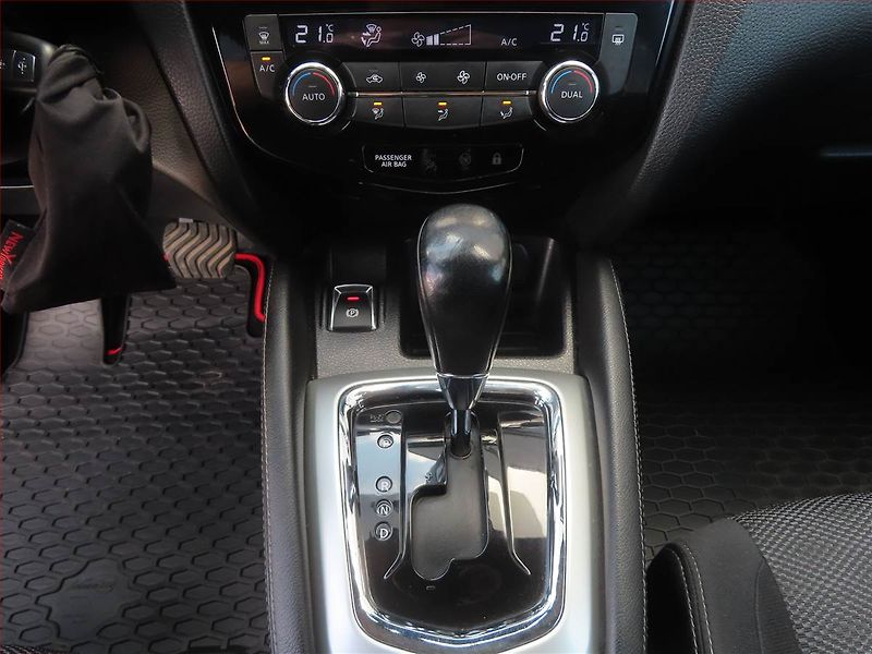 Nissan Qashqai (2015) 1.6 dCi, Automat, Serv.kniha - fotka 16 z 20