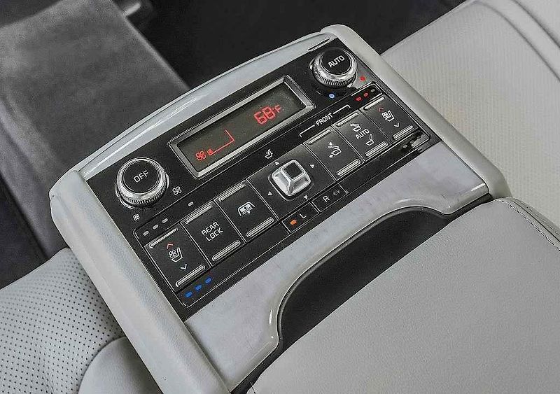 Kia K900.