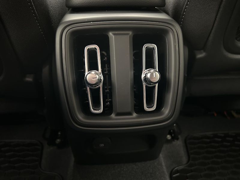 Volvo XC40 2.0 B4 4x4 PLUS - fotka 29 z 30