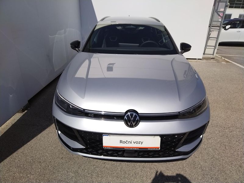 Volkswagen Passat R-Line 2,0 TSI 150 kW - fotka 4 z 28