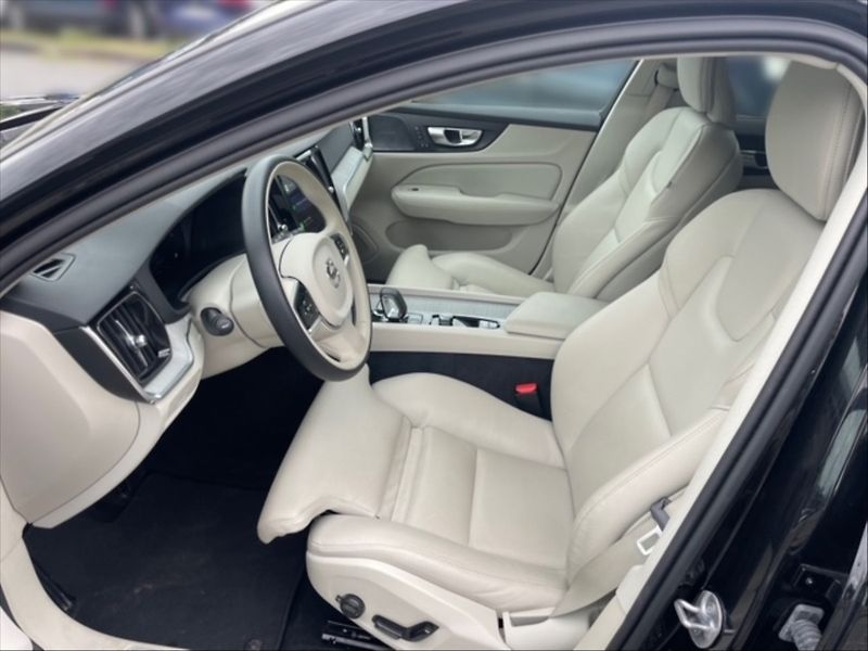 Volvo V60 2,0 B4 P Plus Dark AT - fotka 7 z 11