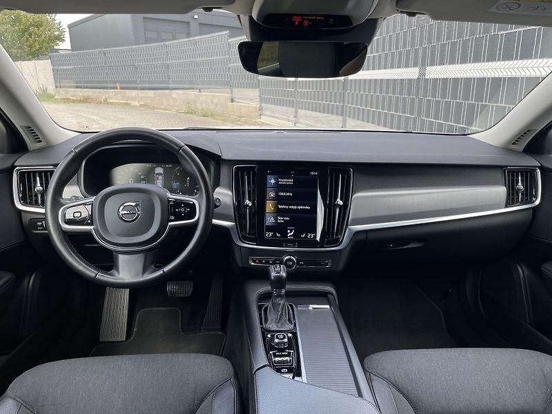Volvo V90 (2019) 2.0 D4 140kW MOMENTUM - fotka 9 z 32