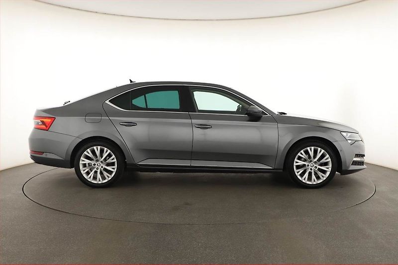 Škoda Superb (2022) Laurin&Klement iV 1.4 TSI PHEV - fotka 6 z 20