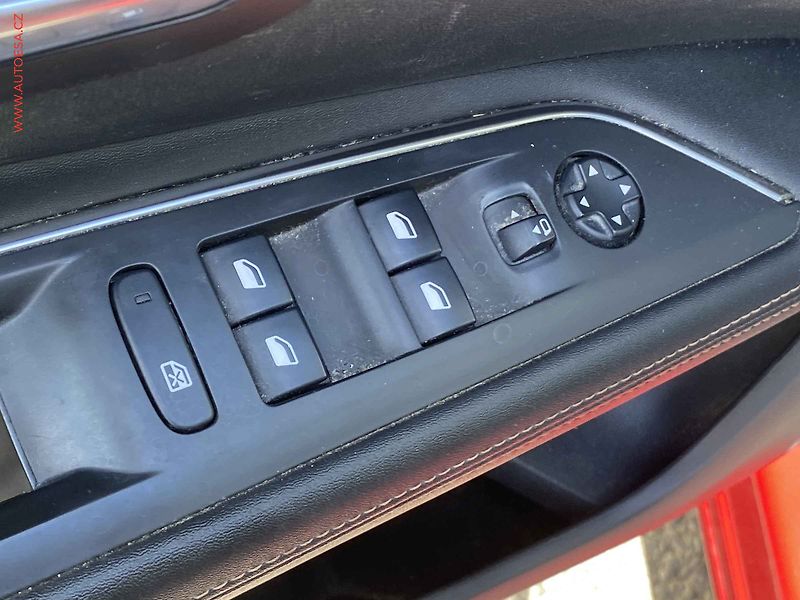 Peugeot 3008 (2018) 1.5 HDi, GT Line, LED, navi - fotka 11 z 17