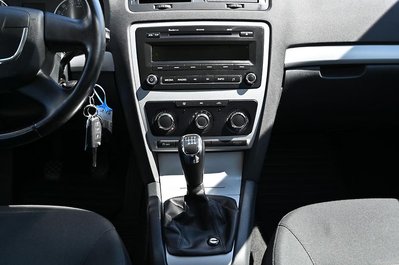 Škoda Octavia 2.0TDI 103KW 9/2012 Rezervace - fotka 11 z 43