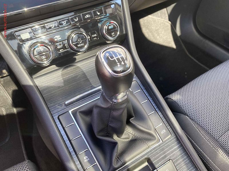 Škoda Superb (2019) 1.5 TSi, Style, LED, panor - fotka 16 z 20