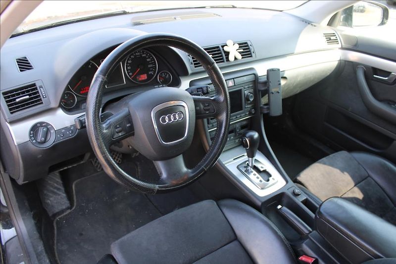 Audi A4 3,0 TDi  4x4,AUTOMAT,XENONY - fotka 10 z 29