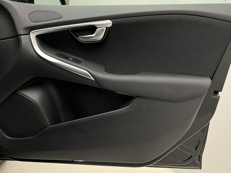 Volvo V40 D2 MOMENTUM - fotka 34 z 34
