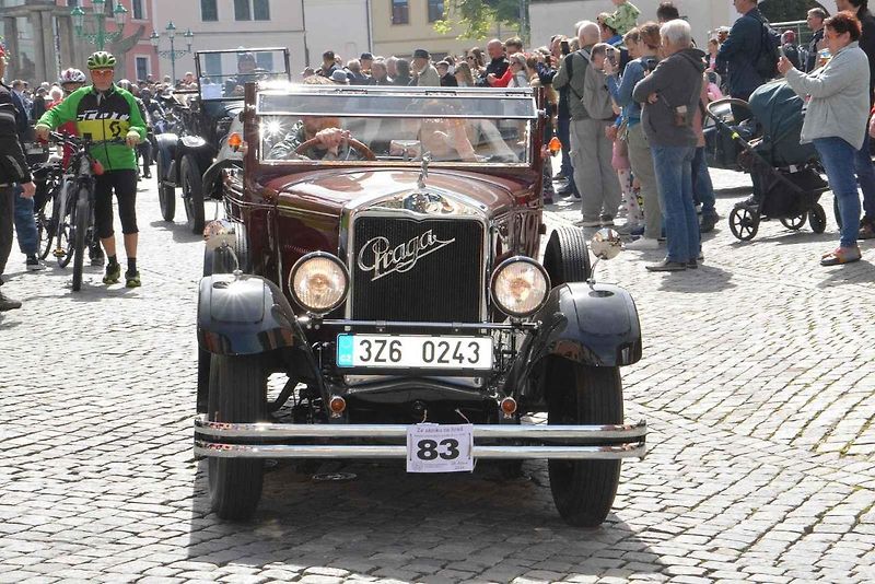 Stovka nablýskaných motocyklů a automobilů předválečné a meziválečné éry vyrazila v neděli z Horního náměstí v Přerově na spanilou jízdu regionem. Nejstarší účastnicí byla osmaosmdesátiletá Libuše Šulcová, která na trasu vyrazila na motocyklu BSA 770 se s