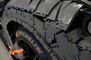 Instalace modelu stavebnice Peugeot Le Mans za účasti designera společnosti Lego