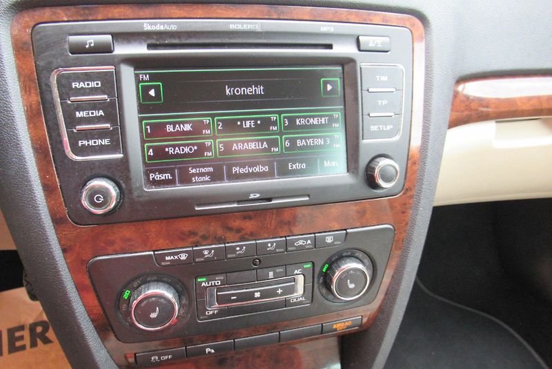 Škoda Octavia 1.6 TDi ELEGANCE WEBASTO TAŽNÉ - fotka 14 z 20
