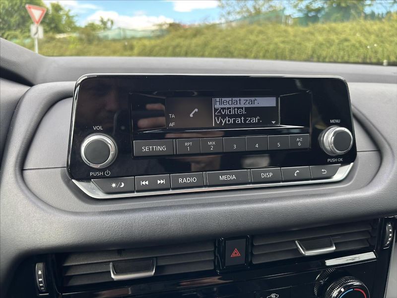Nissan Qashqai 1,3 DIG-T Visia PLNÝ SERVIS - fotka 19 z 39