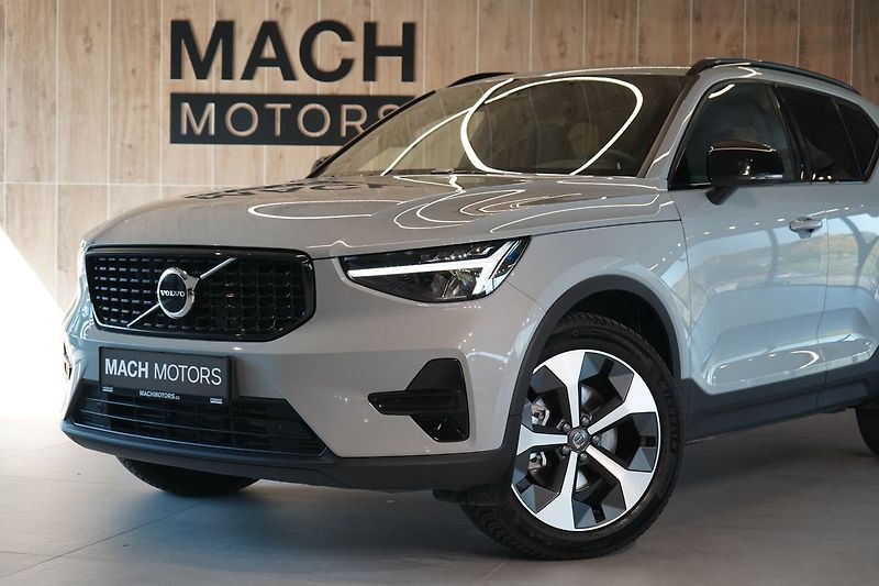 Volvo XC40 B3 Plus Dark, ACC, BLIS - fotka 2 z 43