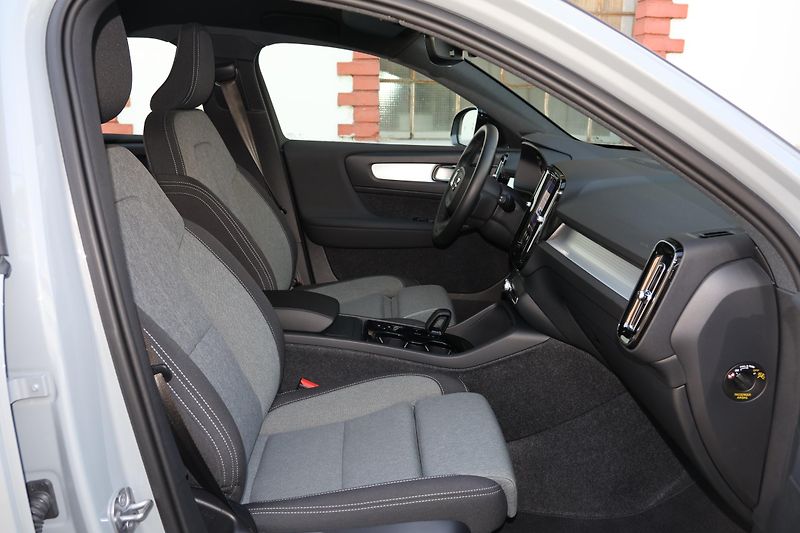 Volvo XC40 (2025) Plus, B3 Mild hybrid - fotka 10 z 19