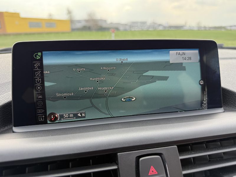 BMW Řada 1 M135i xDRIVE NAVI H/K LED KŮŽE - fotka 23 z 43
