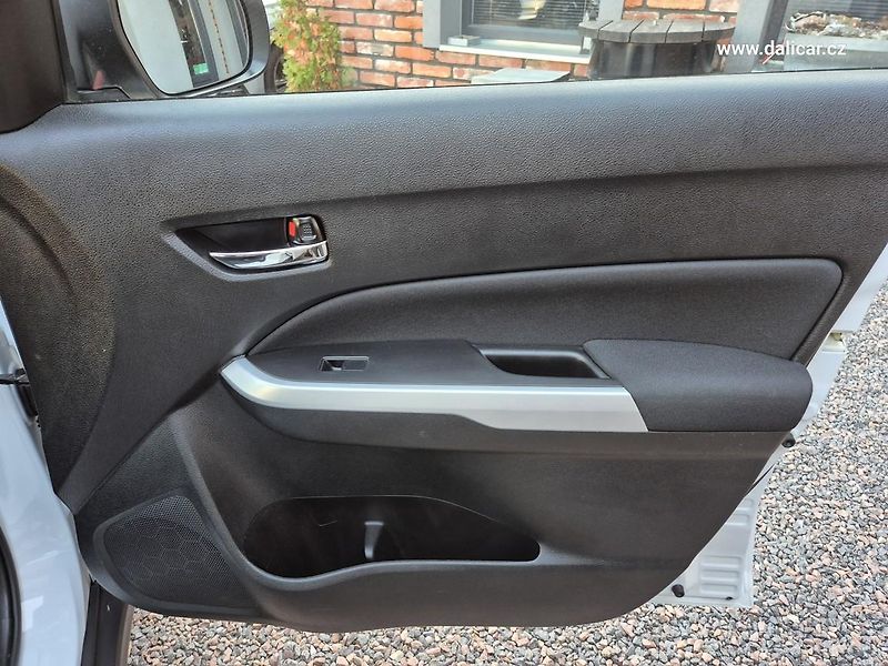 Suzuki Vitara (2016) 1.6VVT 88KW Automat COMFORT - fotka 39 z 52