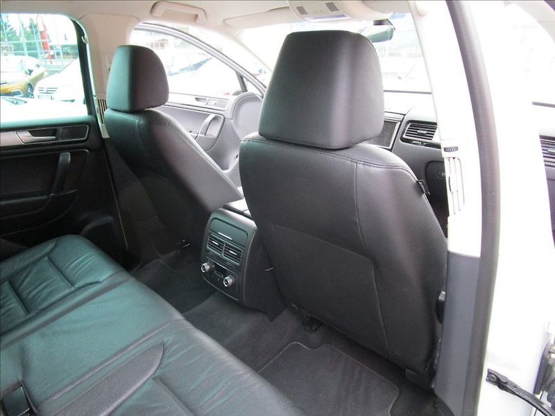 Volkswagen Touareg 3.0TDi V6  R-Line, 4x4, Bi-Xen - fotka 26 z 48