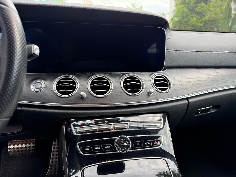 Mercedes-Benz Třídy E TOP / AMG 4matic/v zimě nejeté - fotka 25 z 30