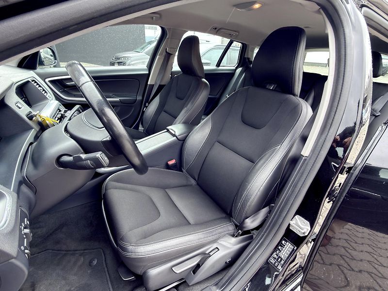 Volvo V60 Cross Country D4 AWD // 4x4 - fotka 10 z 30