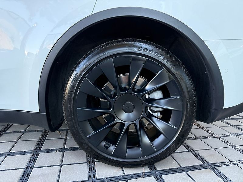 Tesla Model Y Long Range AWD - fotka 7 z 39