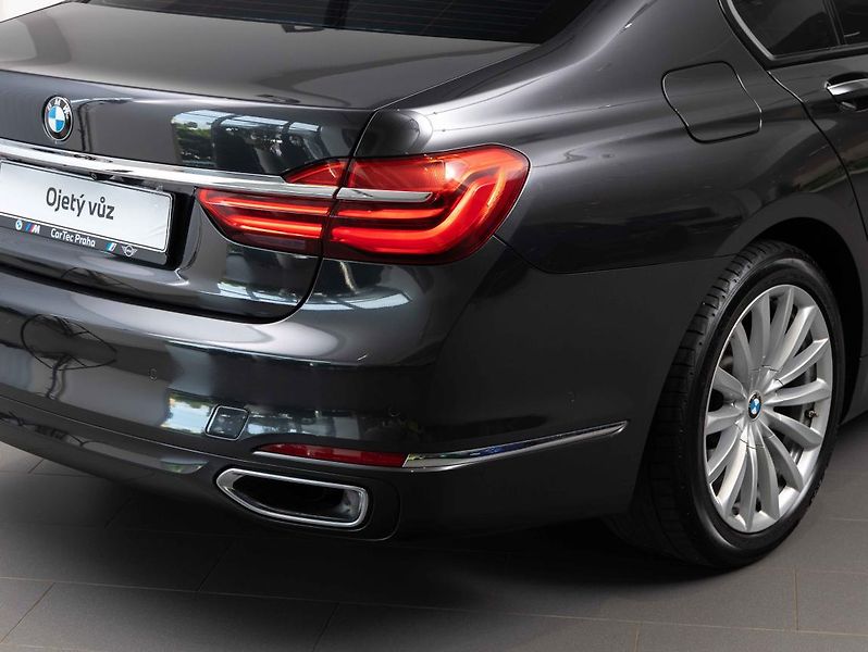 BMW Řada 7 740d xDrive - fotka 10 z 22