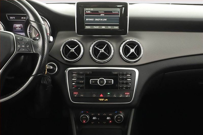 Mercedes-Benz GLA (2014) 220 CDI 4MATIC, 4X4 - fotka 9 z 17
