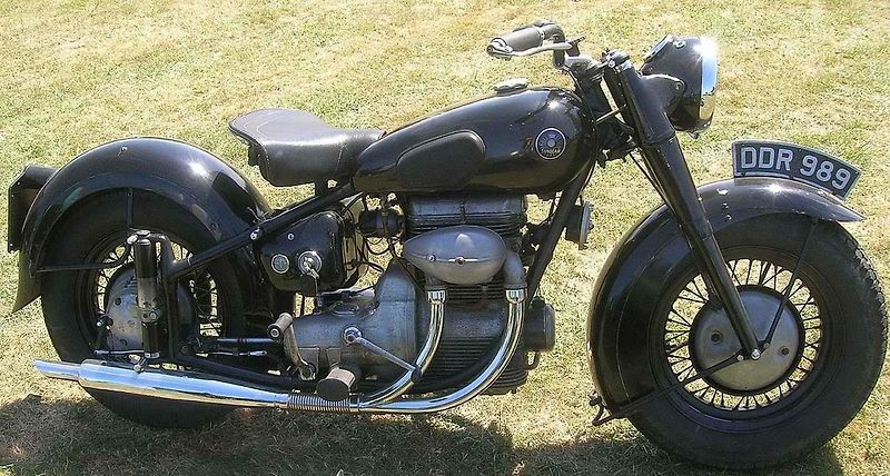Motocykl Sunbeam S7 De Luxe z roku 1950 na akci Hebden Bridge Vintage Weekend v roce 2012.