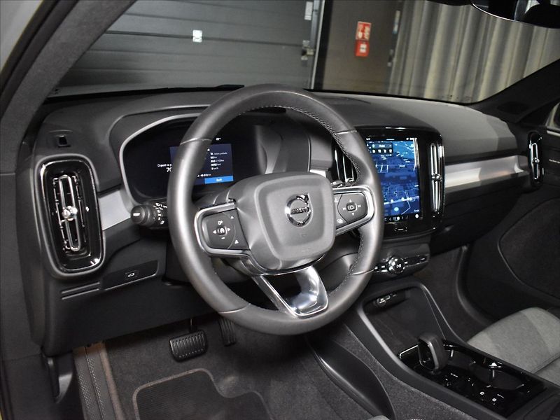 Volvo XC40 2,0 B3 Plus Dark Bezklíč - fotka 13 z 23