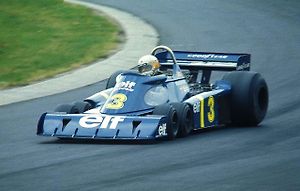 Jody Scheckter za volantem revoluční šestikolky Tyrrell P34.