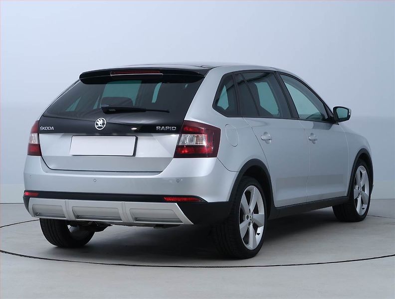 Škoda Rapid (2016) Spaceback 1.2 TSI, Xenony - fotka 5 z 17