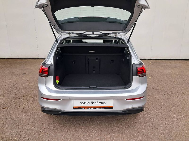 Volkswagen Golf (2022) LIFE 1.5 TSI / 96 kW M6 - fotka 25 z 25