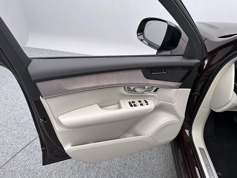 Volvo XC90 (2026) B5 AWD AUT DARK PLUS 7 míst - fotka 8 z 25
