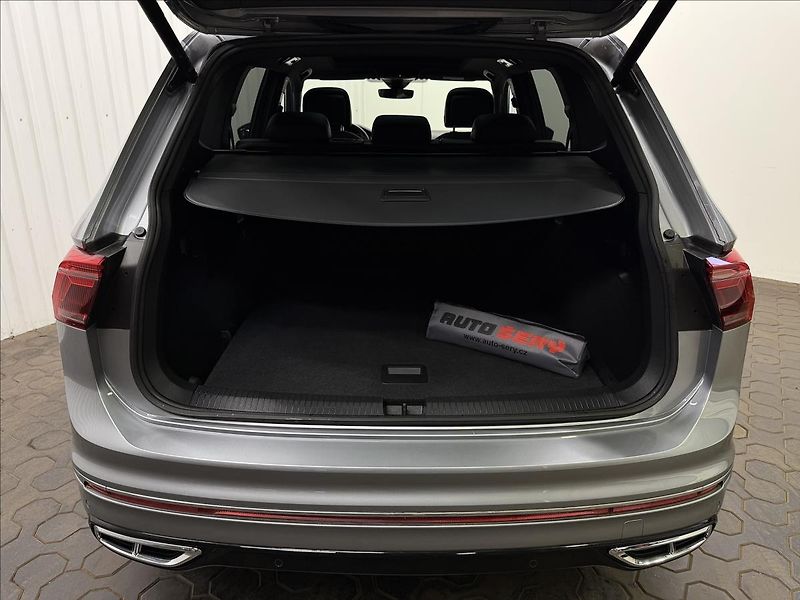 Volkswagen Tiguan Allspace R-LINE 180kW DCC H&K HUD PANO - fotka 38 z 50