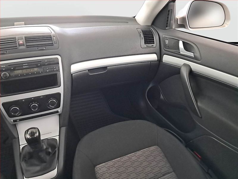 Škoda Octavia (2009) Ambiente 1.6 TDI, po STK - fotka 8 z 14