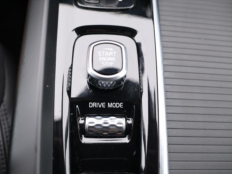 Volvo XC60 2,0 B4 145kW AWD Momentum CZ D - fotka 24 z 32