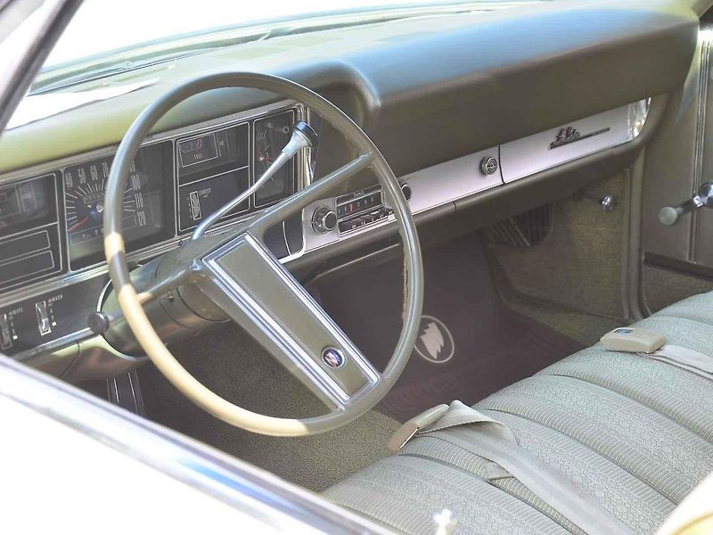 Přehlídka veteránů na Arnice v Mariánských Lázních. Sanitka Cadillac