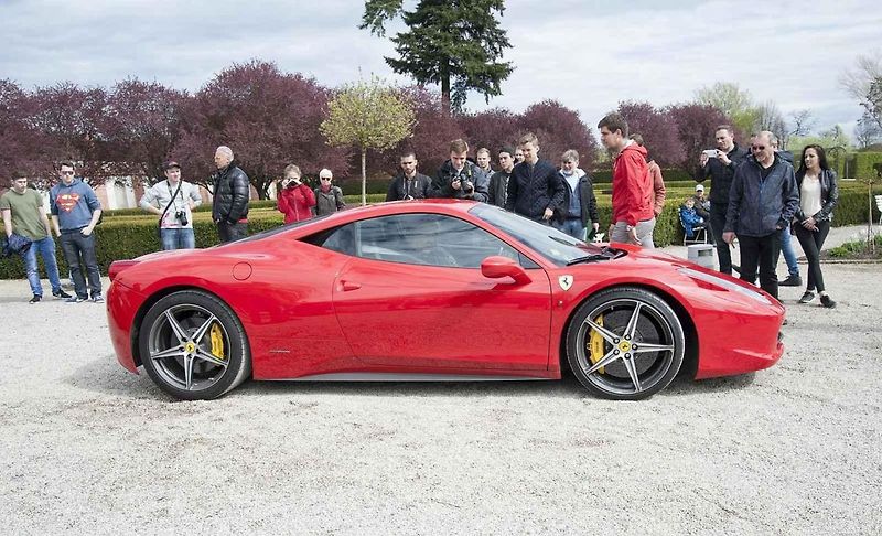 Sraz vozů Ferrari u příležitosti 70. let značky, Trojský zámeček.